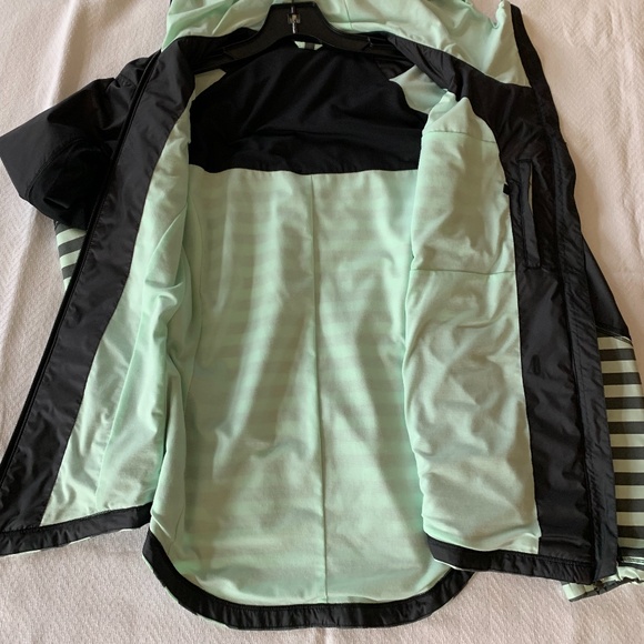 Lululemon Give Up and Glow Jacket, Size 4 (RARE) - Picture 12 of 14
